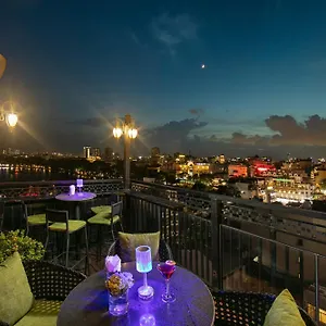Trangtrang Premium & Sky Bar 4*