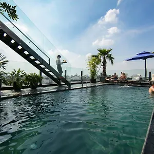 Hotel De Crown Hanoi