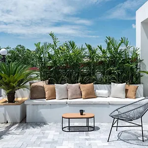Harry's - The Old Quarter Rooftop Garden *