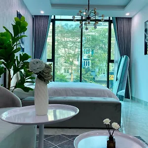 Lightning Riverside Apartment