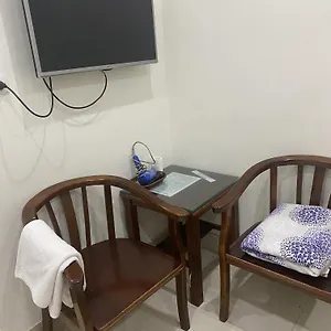Nam Cuong - Phong Don Co Cua So Thoang Mat Khep Kin - Thang Panzió Hanoi