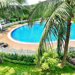 Lux Apt, Modern Amenities, 2 Minutes To Walking Lake, Swimming Pools And Gym Apartment