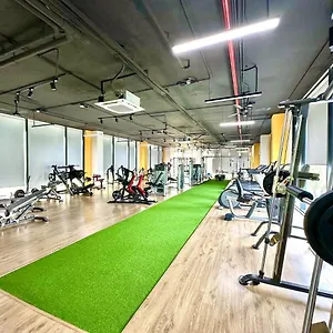 Apartment Gym, Swimming Pool, Bbq, Tennis Facilities Available For Delux In Centre *