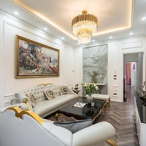 Old Quarter Luxury Suites-elevator-bathtub-free Laundry *