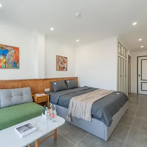 Lumi - View Balcony - Pool - Flexible Check-in Apartment