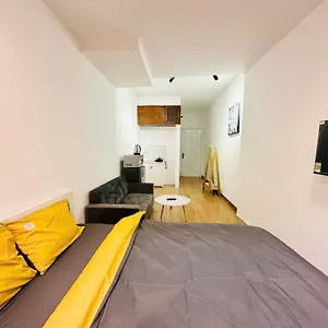Old Quarter Homestay- 1min To Ta Hien Street شقة
