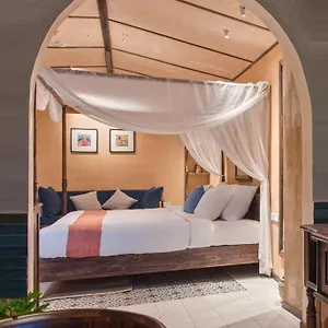 Luxury Studio, Steps To Train Street Apartment
