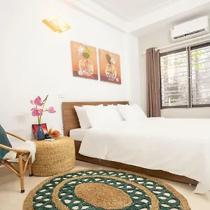 Centre Alley House & Travel Homestay