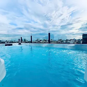 Lucien Lakeside & Rooftop Hotell